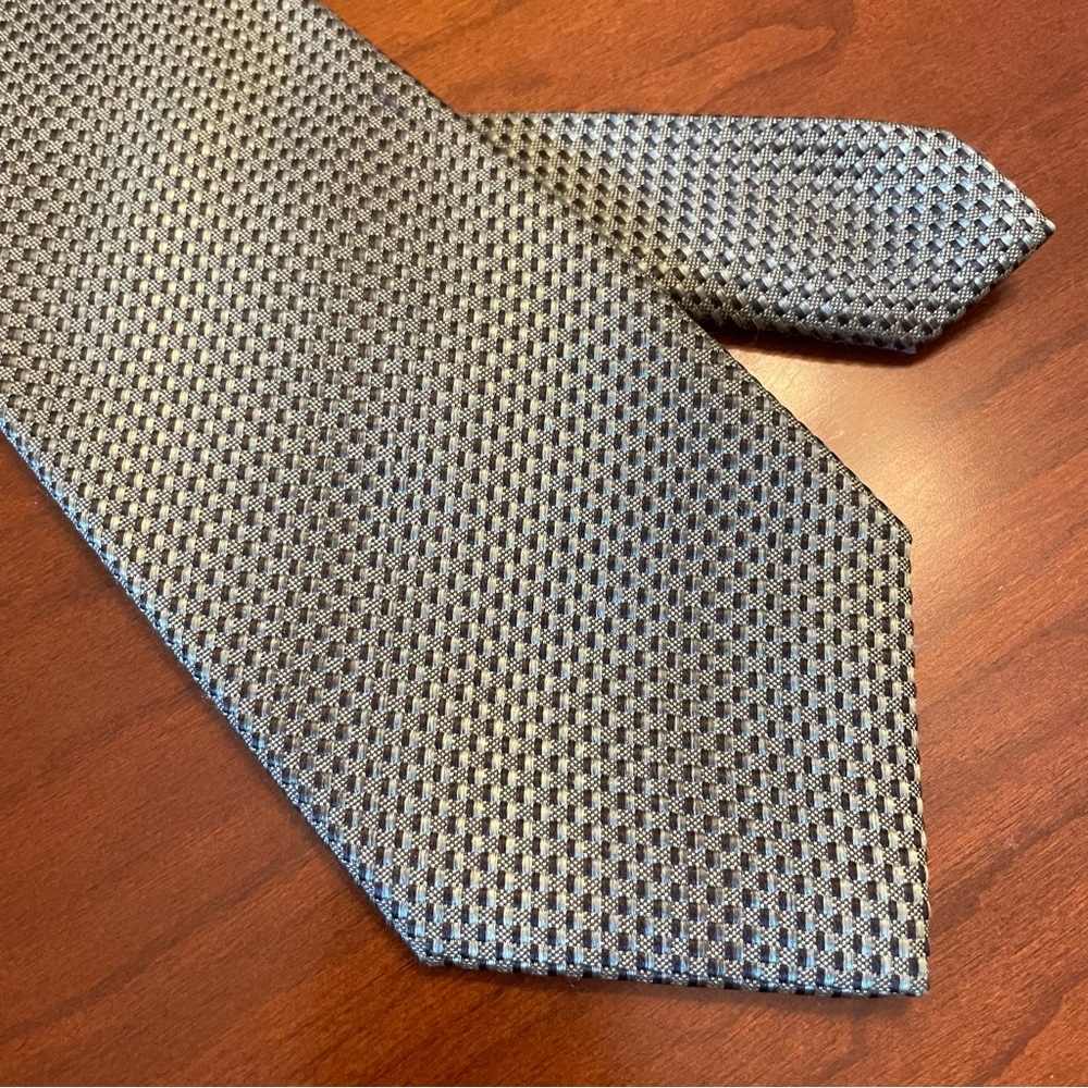 Kenneth Cole Reaction Silk Necktie
Excellent condition